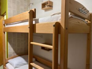 Μία ή περισσότερες κουκέτες σε δωμάτιο στο Envoy Hostel & Tours