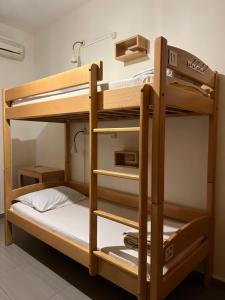 Ένα ή περισσότερα κρεβάτια σε δωμάτιο στο Envoy Hostel & Tours