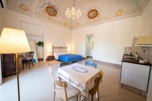 Una habitación con una cama y una mesa y una cocina. en Casa Elsa, en Procida