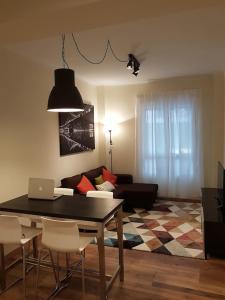 ein Wohnzimmer mit Tisch und Couch in der Unterkunft Donosti House con Parking ESS in San Sebastián