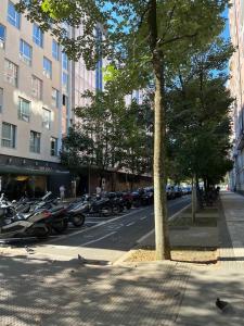 eine Straße mit am Straßenrand geparkten Motorrädern in der Unterkunft Donosti House con Parking ESS in San Sebastián