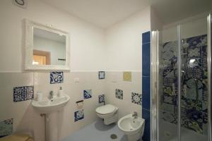 Un baño con inodoro, lavabo y ducha. en Casa Elsa, en Procida 67 fotos más