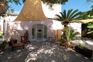 una casa con una palmera en el patio en Casa Elsa, en Procida