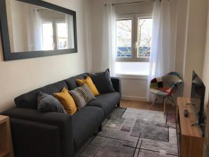 un salon avec un canapé et deux fenêtres dans l'établissement Donosti House Bi con Parking ESS2648, à Saint-Sébastien 3 autres photos