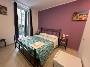 una camera da letto con un letto e una finestra di Adam Eric a La Spezia