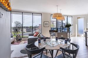 una sala de estar con una mesa y sillas en The Outrider by AvantStay Chic Stay Close to Broadway, en Nashville