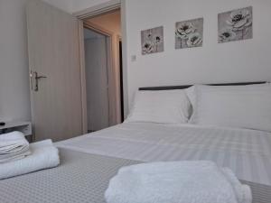 Postel nebo postele na pokoji v ubytování Alana apartment