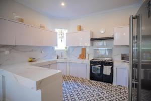 Kuchyň nebo kuchyňský kout v ubytování Deja Blu Villa