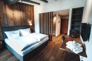 Łóżko lub łóżka w pokoju w obiekcie Hotel Chalets Grosslehen
