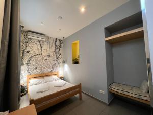 Ένα ή περισσότερα κρεβάτια σε δωμάτιο στο Envoy Hostel & Tours
