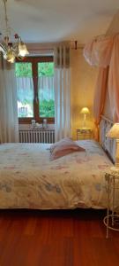 Letto o letti in una camera di Appartements & Chambres Les Loges du Capucin