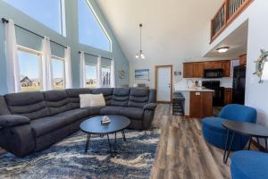 Χώρος καθιστικού στο Pond House #48 w Waterpark Passes & Golf Cart