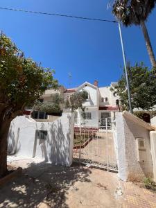 una valla delante de una casa blanca en Saidia, en Saidia 