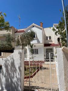 una casa blanca con una puerta delante de ella en Saidia, en Saidia 