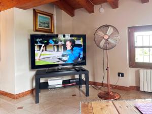 TV a/nebo společenská místnost v ubytování LOFT GARDASEE