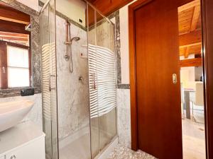 Koupelna v ubytování LOFT GARDASEE + 37 fotografií