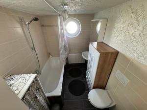 Fotografie z fotogalerie ubytování Kleines Haus am See v destinaci Carlow