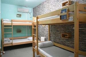 Ένα ή περισσότερα κρεβάτια σε δωμάτιο στο Envoy Hostel & Tours