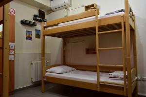 Ένα ή περισσότερα κρεβάτια σε δωμάτιο στο Envoy Hostel & Tours