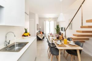 a kitchen and dining room with a table and chairs at Luxury Suite Ático San Diego in Granada