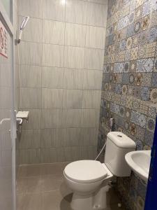 Koupelna v ubytování Hotel Sri Rejeki Blitar