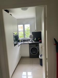 Η κουζίνα ή μικρή κουζίνα στο L'Olympe de Deuil 10 min de Paris 1 min de la gare +4 φωτογραφίες