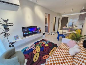 Μια τηλεόραση ή/και κέντρο ψυχαγωγίας στο Funky Pop Art Paradise - 3 Pax 2 BR close to JB Town