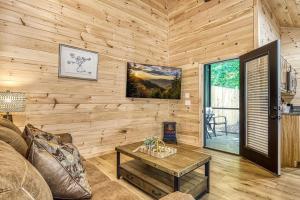 un soggiorno con un divano e un tavolo di Primrose Cottage, Pickleball Court, Creek, WIFI, Mountain Views, Starting at 79" a Cosby