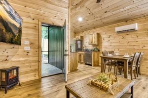 una cucina e una sala da pranzo con tavolo e camino di Primrose Cottage, Pickleball Court, Creek, WIFI, Mountain Views, Starting at 79" a Cosby