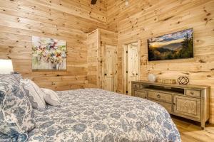 una camera da letto con un letto e una parete di legno di Primrose Cottage, Pickleball Court, Creek, WIFI, Mountain Views, Starting at 79" a Cosby