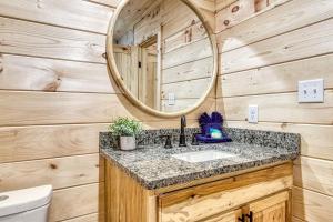 un bagno con lavandino e specchio di Primrose Cottage, Pickleball Court, Creek, WIFI, Mountain Views, Starting at 79" a Cosby Altre 36 foto