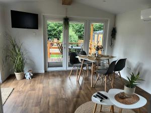 StuerTinyhouse Neila的带桌椅的客厅