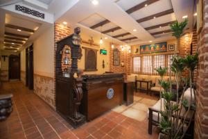 un bar in un ristorante con bancone di Hong Si Hotel- A Home Away from Home a Kathmandu