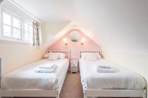 two twin beds in a room with a attic at Oriel Cottage, Aldeburgh in Aldeburgh