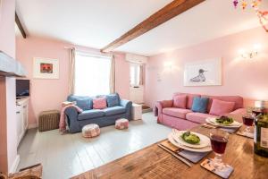 a living room with two couches and a table at Oriel Cottage, Aldeburgh in Aldeburgh