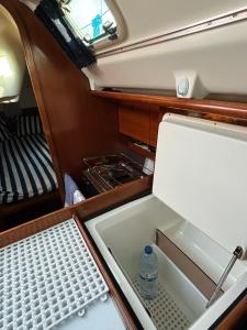 a kitchen with a sink and a bottle of water at Barco à Vela em Peniche - West Sailing in Peniche