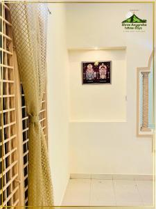a room with a curtain on the wall at Shree Anugraha Home Stays in Tiruvannāmalai