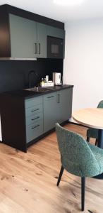 Appart Hotel Pitschonia Self Check-In的厨房或小厨房