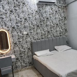 Llit o llits en una habitació de Pushp Vilas