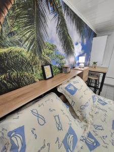 Giường trong phòng chung tại Nid douillet pour amoureux avec jacuzzi privatif