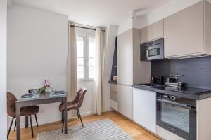 Η κουζίνα ή μικρή κουζίνα στο Luxurious flat in the center +14 φωτογραφίες