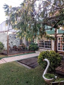 a house with a fake swan in the yard at Hotel Parque in Villa Mercedes