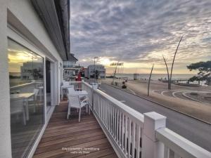 a balcony of a house with a view of the beach at Ferienhaus Urban Fewo Beletage 2 bis 6 Personen mit Panorama Meerblick WLAN gegenüber vom Strand in Häven +21 photos