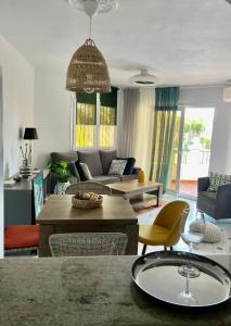 ein Wohnzimmer mit Sofa und Tisch in der Unterkunft La muńeca in Mijas