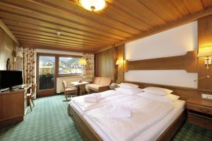 Postel nebo postele na pokoji v ubytování Alpenhotel Tirol