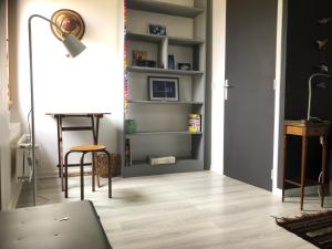 a living room with a desk and a table at Charmante villa aux portes de Paris in Issy-les-Moulineaux