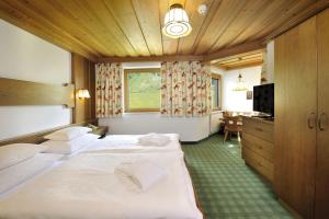 Postel nebo postele na pokoji v ubytování Alpenhotel Tirol