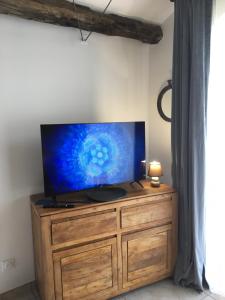 TV a/nebo společenská místnost v ubytování Gîte La Liaucoussette