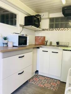 Nhà bếp/bếp nhỏ tại Nid douillet pour amoureux avec jacuzzi privatif +6 ảnh