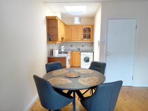 Kuchyň nebo kuchyňský kout v ubytování Top Floor Townhouse